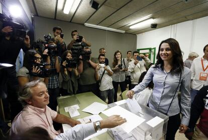 La candidata de Ciutadans a la presidencia de la Generalitat, Inés Arrimadas, deposita su voto en una mesa de la escuela Ausias March del barrio de Les Corts de Barcelona.