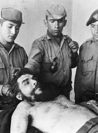 Un grupo de soldados rodea el cuerpo del Che poco después de ser asesinado.