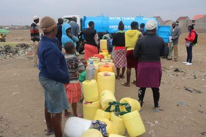 El Centro Big5 distribuye agua en el suburbio de Kayole.