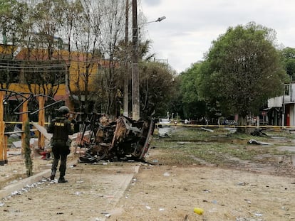 Fotografía de archivo personal cedida hoy, que muestra los daños dejados por la explosión de un coche bomba antes de la medianoche del miércoles en un sector comercial, al lado de la Fundación de Derechos Humanos Joel Sierra en Saravena (Colombia).
