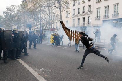 Un manifestante lanza un objeto a la policia francesa durante la manifestación contra la reforma laboral, en París.