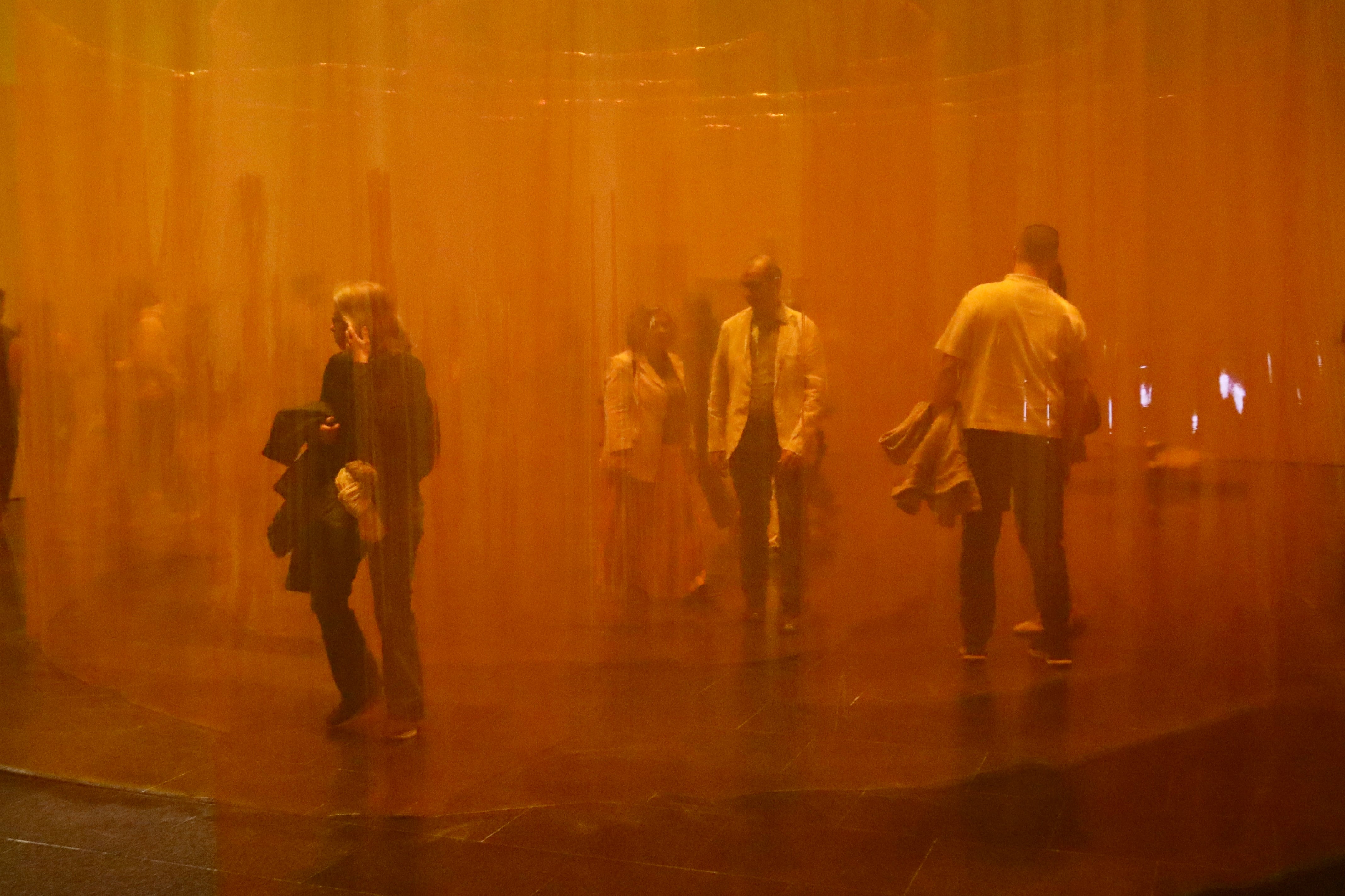 Visitantes en el Macba el sábado por la noche.