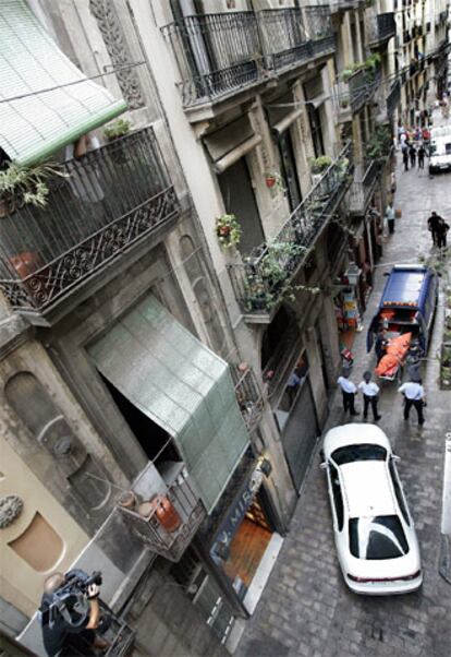 Edificio donde vivían una mujer y su hija, en cuya vivienda han encontrado sus cadáveres.