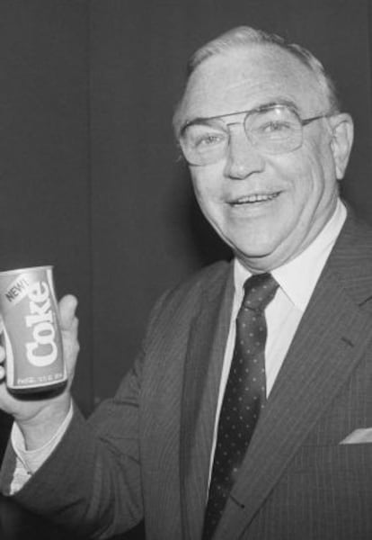 Donald Keough, durante la presentación de New Coke en 1985.
