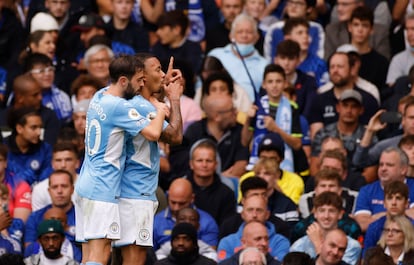 GAbriel Jess celebra el 0-1 en Stamford Bridge con Bernardo Silva.