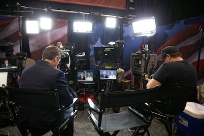 Membres de la premsa escolten el tercer i últim debat de la campanya presidencial 2016.