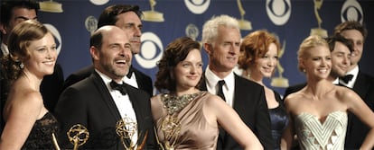 Matthew Weiner (segundo por la izquierda), creador de <i>Mad Men,</i> muestra sus <i>emmys</i> con parte del equipo de <b>la serie.</b>
