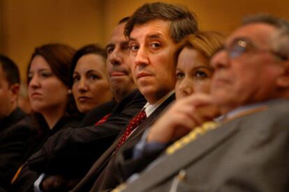 El diputado tránsfuga Francisco Javier Tomás, en el centro, el sábado en el congreso de Coalición Valenciana.
