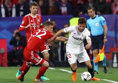 El jugador del Sevilla Franco Vazquez se lleva el balón ante la presión del jugador del Bayern Joshua Kimmich, en una acción del partido.