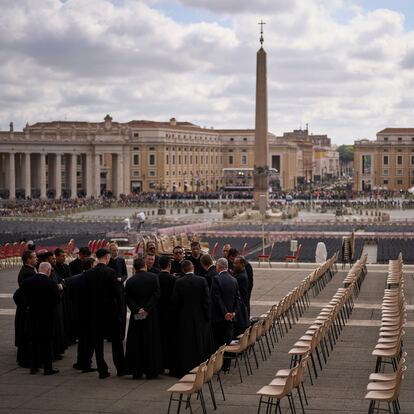 Priests and security personnel gather outside St. Peter's Basilica where Pope Francis lying in state, at the Vatican, Friday, April 25, 2025. (AP Photo/Emilio Morenatti)
associated Press / LaPresse
Only italy and Spain