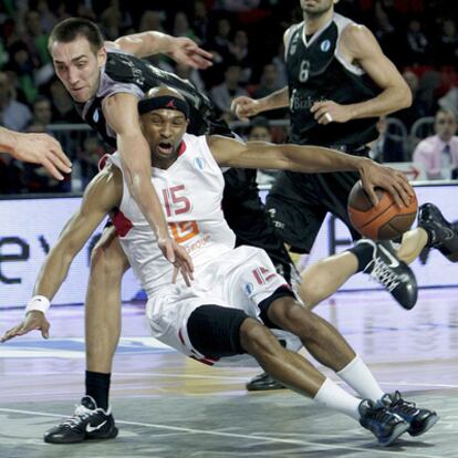 El base del Nymburk Arthur Lee lucha ayer un balón con el pívot del Bizkaia BB, Axel Hervelle.