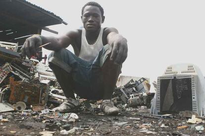 Imagen titulada <i>The hell of cooper,</i> Accra, Ghana, 2008, de la serie <i>The hell of cooper/El infierno del cobre,</i> de Nyaba Leon Ouedraogo.