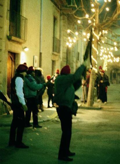 Un hombre dispara al aire durante la <i>Festa del Pi</i> en Centelles (Barcelona).