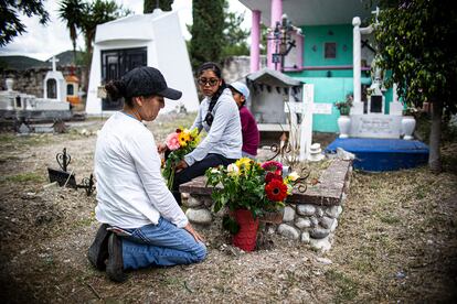 Tamazulapan del Progreso, Oaxaca. Josefina, de 39 años, nació en esta pequeña localidad a dos horas y media de la capital del Estado de Oaxaca, el mismo lugar donde su padre fue enterrado. “Cada vez que me van a hacer una nueva operación, vengo a verlo y le hablo, le cuento qué me van a hacer. Él quería que me operase, y aquí estoy”, explica. Su padre fue asesinado la noche antes de cruzar la frontera a Estados Unidos. Quería emigrar para conseguir dinero con el que pagar las operaciones de labio y paladar de su hija.