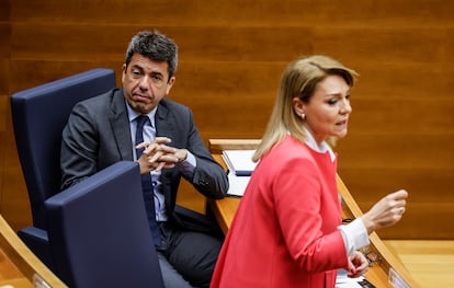 El presidente de la Generalitat Valenciana, Carlos Mazón, y la vicepresidenta, Susana Camarero, durante una sesión de control al Govern, en Les Corts Valencianes, del 26 de marzo de 2025.