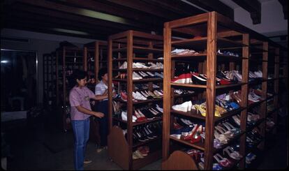 Una de las habitaciones llenas de zapatos de Imelda Marcos que encontraron en su palacion en marzo de 1986.