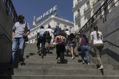 Varias mujeres suben las escaleras del metro en Sol, a finales de julio.