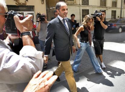 El presidente valenciano, Francisco Camps, a la entrada del Palau de la Generalitat, tras conocerse el archivo de su proceso por cohecho.