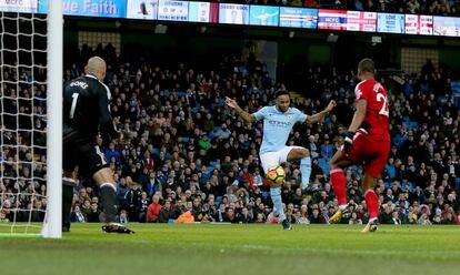 Sterling marca el primer gol del Manchester City.