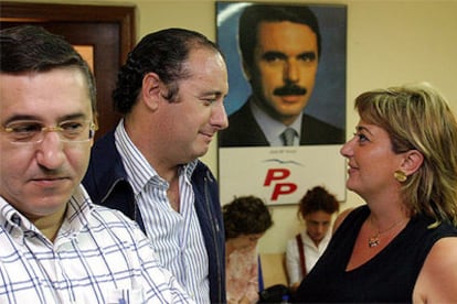 El presidente de la Diputación, José Joaquín Ripoll, y la ex directora de Canal 9, Genoveva Reig, ayer, en la sede del PP de Alicante durante la votación.