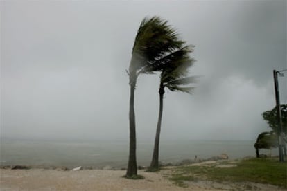 Las playas de Florida comienzan a notar la llegada del peligroso huracán &#39;Dennis&#39;.