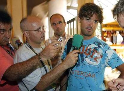 Paco Mancebo atiende a los medios en junio de 2006, tras ser apartado del AG2r por presunto dopaje.