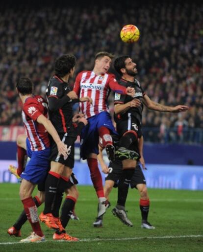 Raúl García disputa un balón aéreo como Giménez.