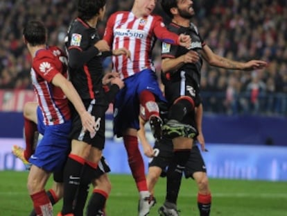 Raúl García disputa un balón aéreo como Giménez.