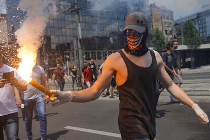 Un estudiante enciende una bengala durante una protesta por la filtración de pruebas de matemáticas en Belgrado, Serbia.
