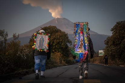 Entre las diversas peregrinaciones que salen de todos los estados, los peregrinos del Barrio de Santo Domingo, ubicado en el corazón de Puebla, recorren anualmente más de 130  kilómetros para llegar a la Basílica de Guadalupe. Los vecinos de este barrio han consolidado una familia alrededor de esta manda de fe que trasciende generaciones, pues José Roberto León 'El Meco', el más grande del barrio que ha caminado por El Paso de Cortés  por más de 40 años, acompaña a los más jóvenes que no llevan más de un año. Uno de los parajes más conocidos de las peregrinaciones es el Paso de Cortés, la brecha que existe entre los volcanes Popocatépetl e Iztaccíhuatl, más de 30 kilómetros de cerro, para cruzar de Puebla al Estado de México.