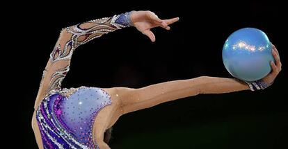 Viktoria Skittidi de Chipre actúa con el balón durante la final del equipo de gimnasia rítmica femenina en los Juegos de la Commonwealth en Gold Coast, Australia, el 11 de abril de 2018