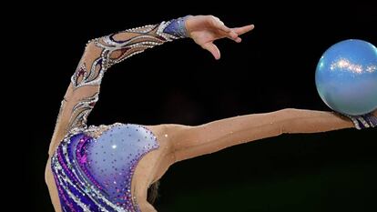 Viktoria Skittidi de Chipre actúa con el balón durante la final del equipo de gimnasia rítmica femenina en los Juegos de la Commonwealth en Gold Coast, Australia, el 11 de abril de 2018