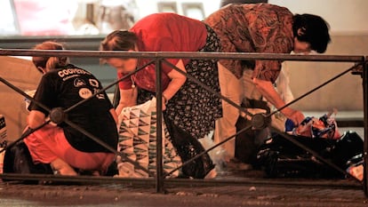 Unas mujeres buscan comida entre la basura en Madrid.