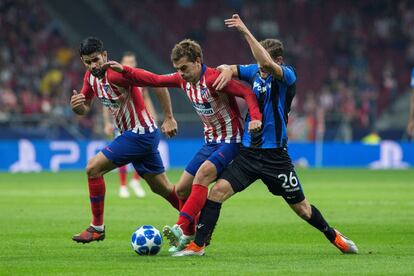 El jugador francés del Atlético de Madrid, Antoine Griezmann y el centrocampista del Brujas Mats Rits luchan por hacer con el balón en una acción de partido.