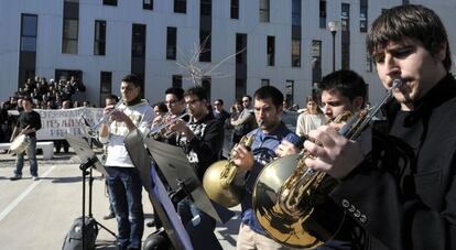 Alumnos y profesores del Conservatorio en la 'performance' de protesta.