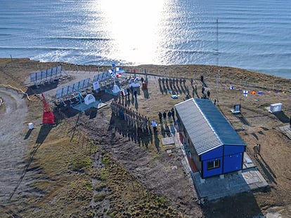 El Puesto de Vigilancia y Control de Tránsito Marítimo Hito 1 de la Armada de Argentina, cuyos paneles solares fueron instalados dentro de territorio chileno.