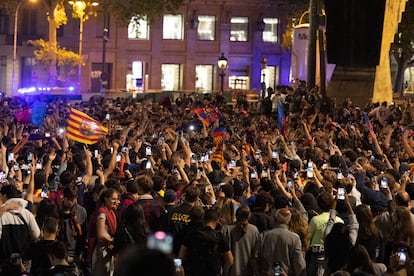 Barcelona fans flood with passion and dye Plaça Catalunya blue in their celebration of the League title | Soccer | Sports