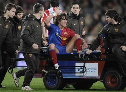 Puyol se retira lesionado durante el partido del sábado contra el Athletic.