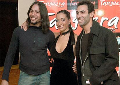 El bailarín, junto a los protagonistas del musical <i>Tanguera</i>, anoche en Madrid.