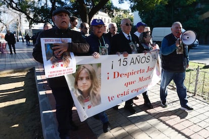 El abuelo de Marta del Castillo, acompañado de familiares y amigos, durante una manifestación para pedir justicia por el asesinato de la joven sevillana, en enero de 2024. 