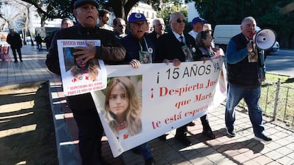 El abuelo de Marta del Castillo, acompañado de familiares y amigos, durante una manifestación para pedir justicia por el asesinato de la joven sevillana, en enero de 2024.