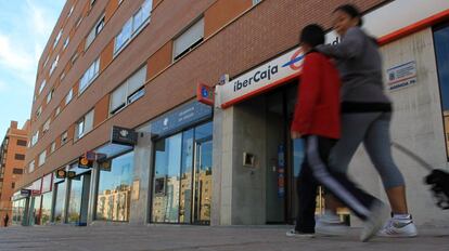 Bancos y cajas de ahorros en Madrid, entre ellos Ibercaja, en una foto de archivo.