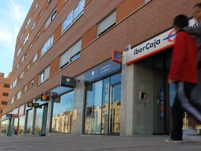 Bancos y cajas de ahorros en Madrid, entre ellos Ibercaja, en una foto de archivo.