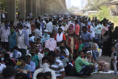 Migrantes caminando por las carreteras en Bombay, en mayo de 2020. 

