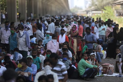 Migrantes caminando por las carreteras en Bombay, en mayo de 2020.