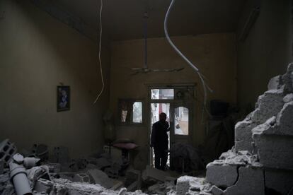 Un hombre inspecciona una casa dañada en la ciudad sitiada de Douma, al este de Guta (Siria). 
