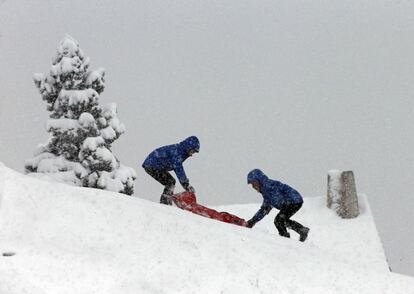 La cota de nieve se situará alrededor de los 1.000 metros, aunque bajará al final del día a unos 800 metros, según la Agencia Estatal de Meteorología. En la imágen, dos niños jugando en la nieve.