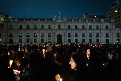 Más 5.000 mujeres vestidas de negro y con velas se reunieron para rodear el Palacio de La Moneda. 