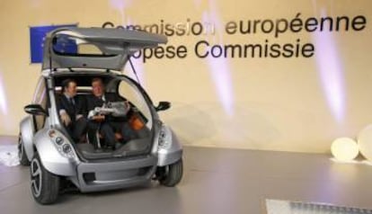 Jose Manuel Durão Barroso (izquierda) y el empresario Jesús Echave, en la presentación del coche eléctrico vasco en Bruselas en 2012.