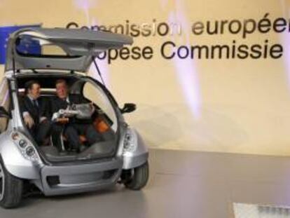 Jose Manuel Durão Barroso (izquierda) y el empresario Jesús Echave, en la presentación del coche eléctrico vasco en Bruselas en 2012.